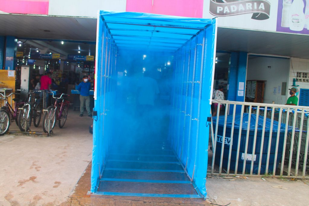 Cabine de desinfecção contra coronavírus é instalada em frente ao Supermercado Imperial