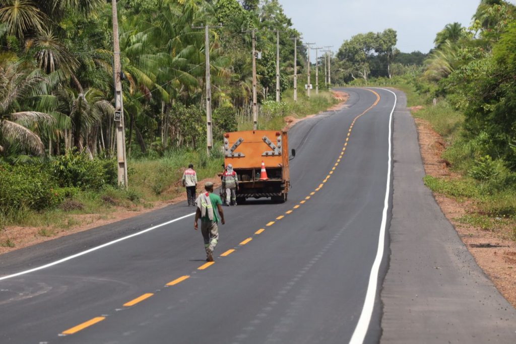 Operários da Setran asfaltam e sinalizam a rodovia PA-140