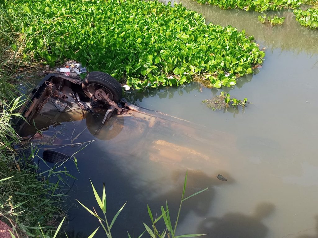 Carro cai em canal