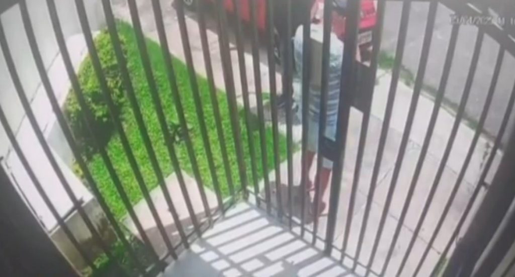 Vídeo registra, em plena luz do dia, assalto a mão armada contra idoso que teve joias e dinheiro roubados, em Belém