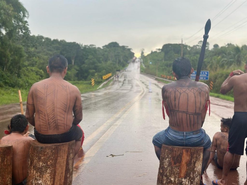 Indígenas Munduruku liberam BR-230 após 14 dias de protestos no Pará